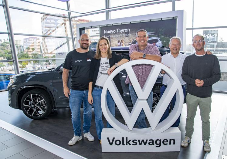 Daniel Guillén, Magüi Melián, Matías García, Oliver Alonso y Daniel González, junto al coche.