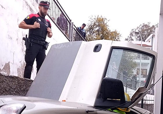 El vehículo accidentado volcado