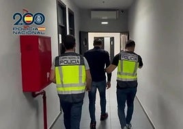 El presunto agresor siendo detenido