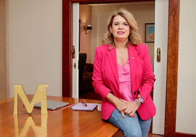 Elizabeth Hernández en la sala de juntas del Colegio Oficial de Médicos de Las Palmas.