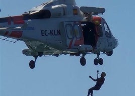 Un buzo de Salvamento Marítimo localiza el coche arrastrado por la marea tras las lluvias en la playa de Salinetas, en Telde.