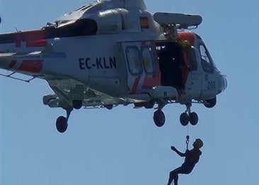 Un helicóptero localiza el coche de Agustín, arrastrado por la marea tras las lluvias en Telde