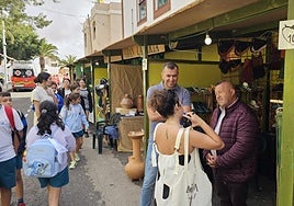 El alcadel de Antigua, Matías Peña junto al concejal de Cultura.