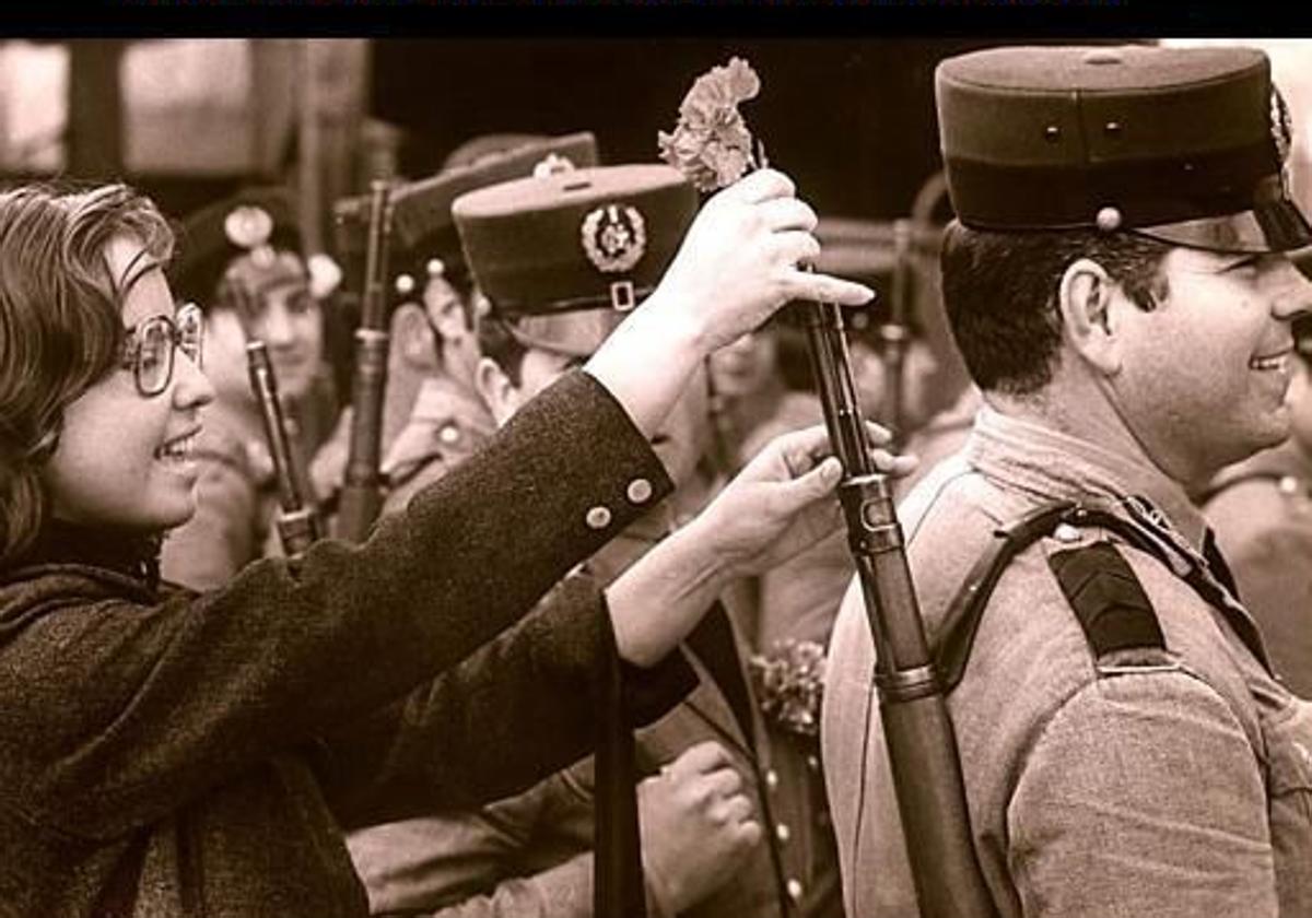 Foto de archivo de la Revolución de los Claveles, en Portugal.