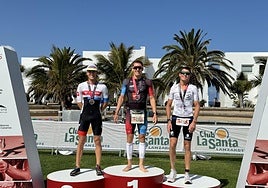Podio masculino de la Triatlón Club La Santa 2025.
