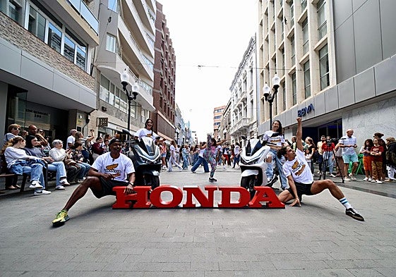 Los bailarines en la calle de Triana