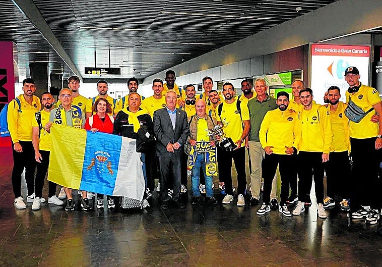 Imagen de la llegada de la plantilla del CV Guaguas al aeropuerto de Gran Canaria.