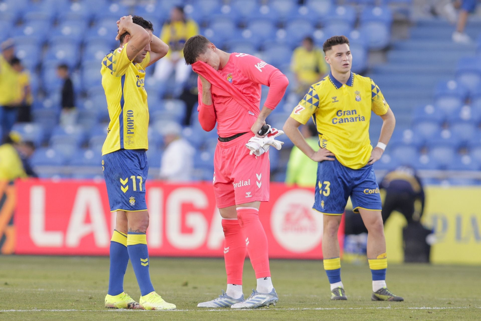 Mata, Horkas y Mika no esconden su decepción tras perder ante el Valencia.
