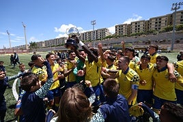 Los jugadores de Las Palmas Atlético celebrando el ascenso a Segunda RFEF.