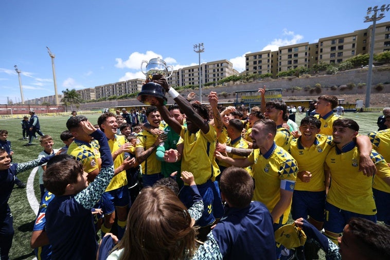 Los jugadores de Las Palmas Atlético celebrando el ascenso a Segunda RFEF.