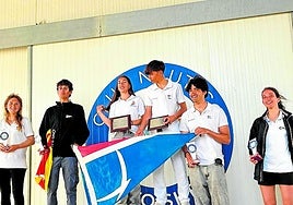 Isabel Laiseca posa en lo más alto del podio con el oro mixto 420.