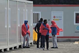 Imagen de archivo de la llegada de migrantes a las costas de El Hierro durante el pasado abril.