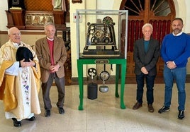 El reloj mecánico restaurado ya luce en el interior de la iglesia de Fontanales.