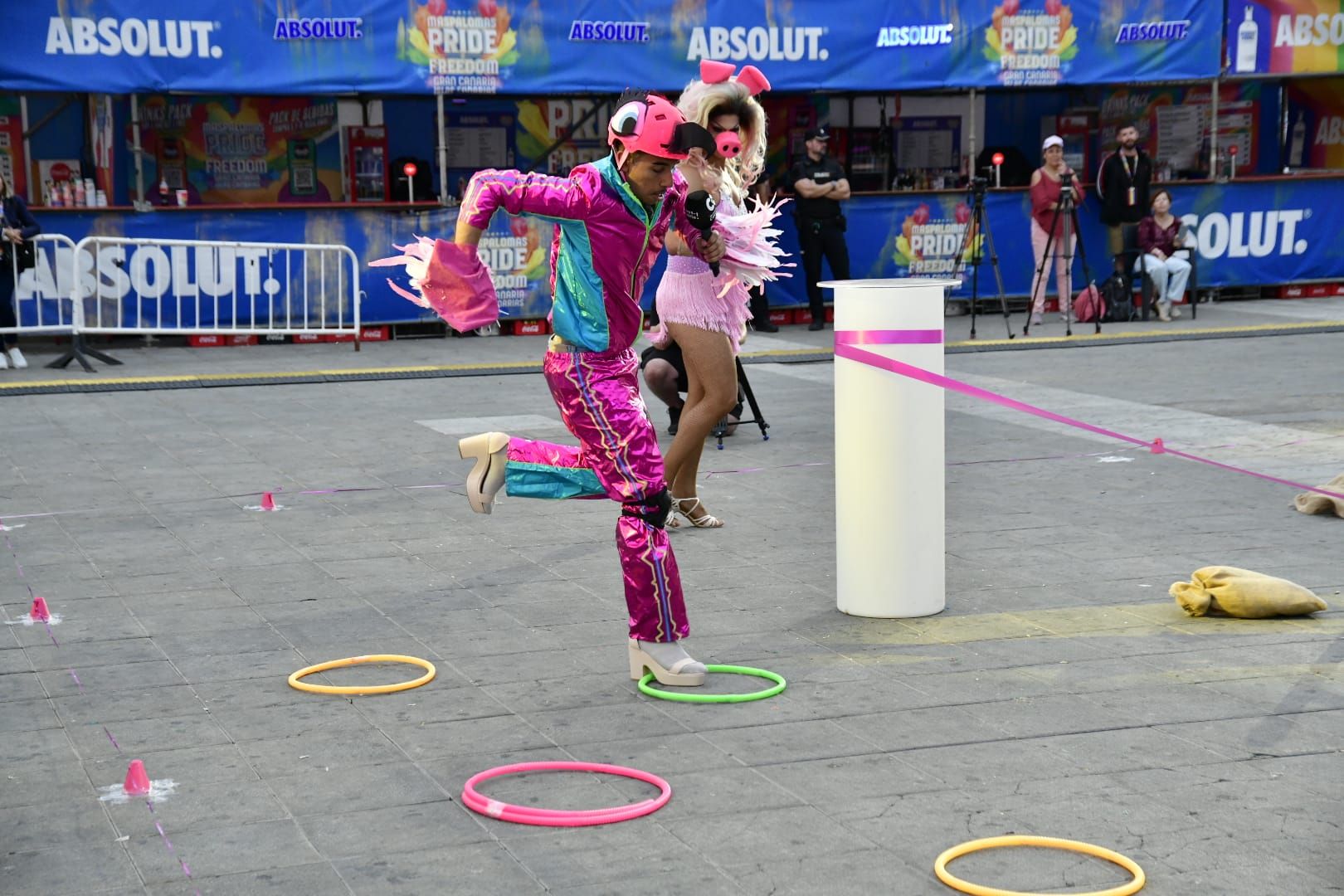 Con tacones y a la carrera por el Pride