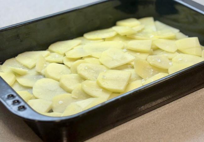 Colocamos las papas en una fuente para horno