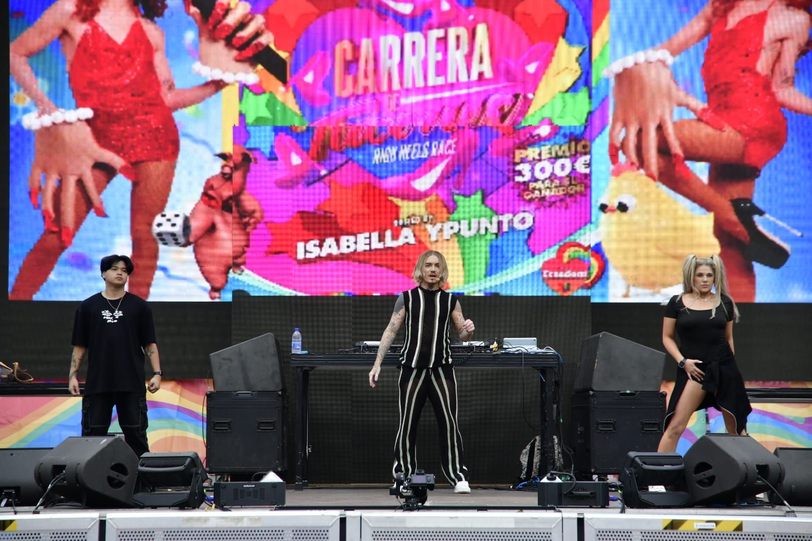 Con tacones y a la carrera por el Pride