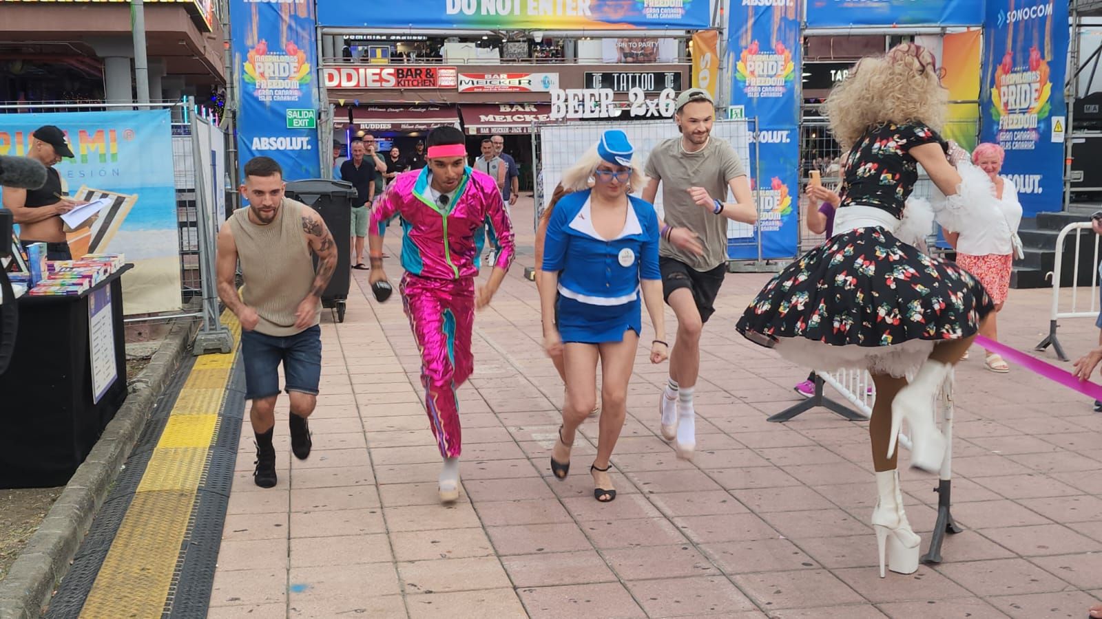 Con tacones y a la carrera por el Pride
