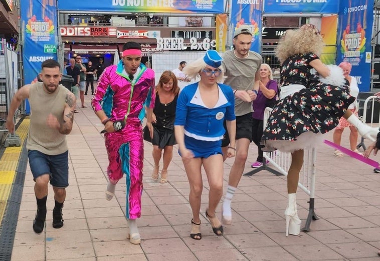 Inicio de la carrera de tacones. Los participantes casi atropellan a Isabella y Punto, que huye como puede.