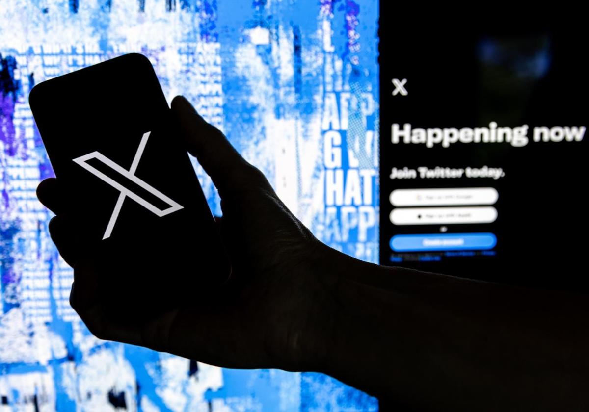 Foto de archivo de un móvil con el logotipo de X.