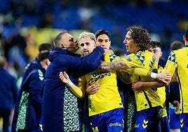 Januzaj, abrazado al marcar el gol de empate frente a Osasuna.