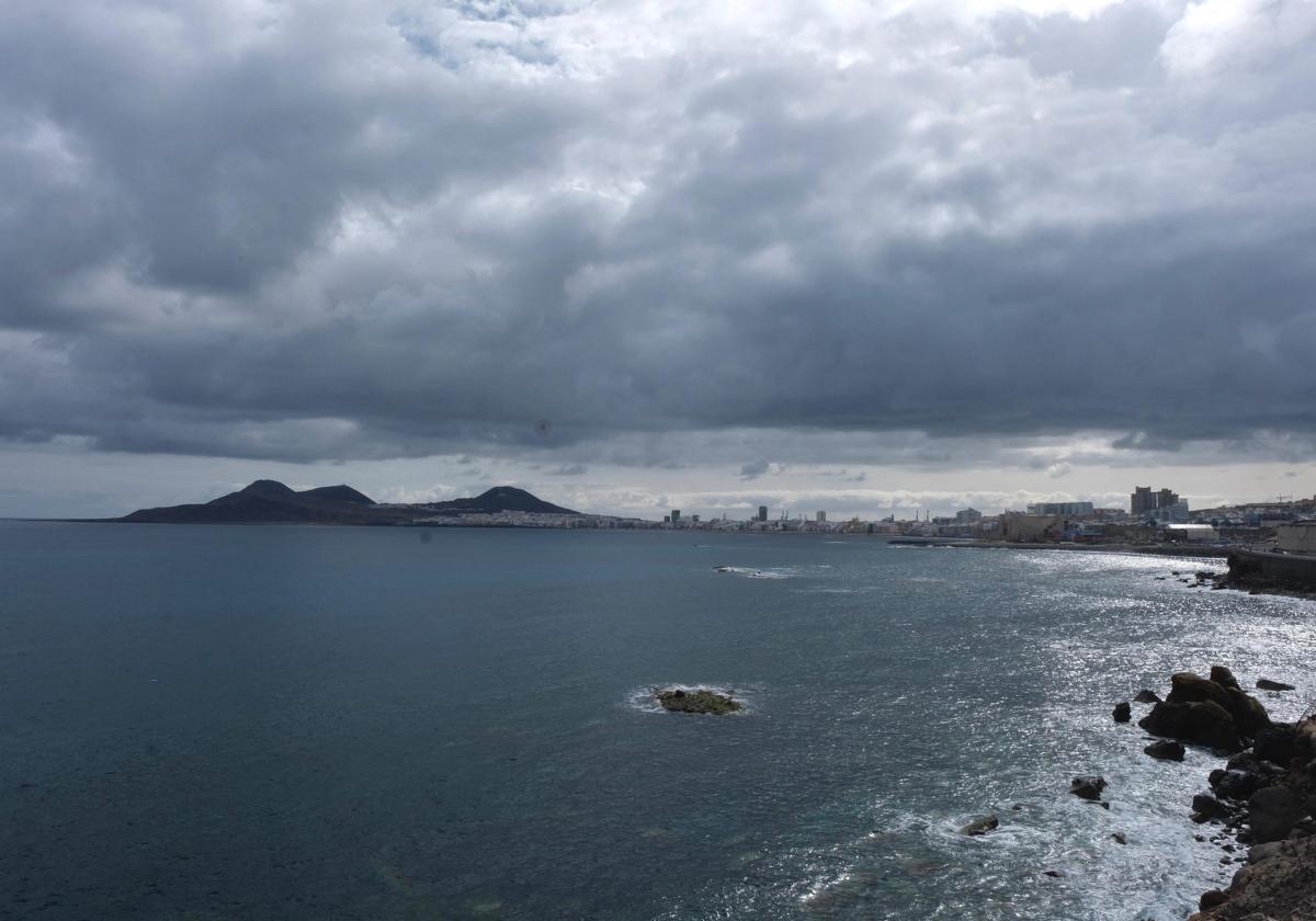 Jornada de cielos despejados con algunas nubes durante el mediodía en Canarias, este miércoles.