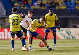 Stefan Bajčetić en la disputa por la posesión del balón.