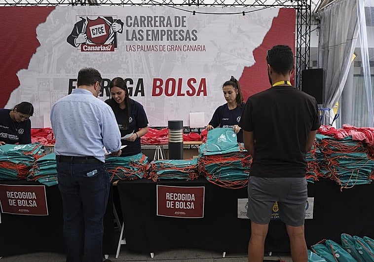 Puesto de retirada de dorsales de la CANARIAS7 Carrera de las Empresas 2024.