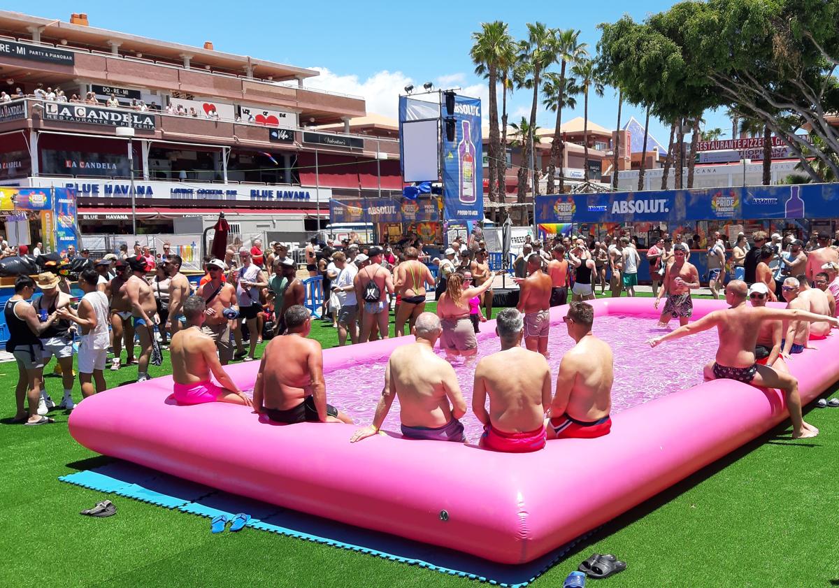 Imagen principal - La Fiesta de la Espuma congrega a más de 600 personas para refrescarse en la piscina instalada en el Yumbo