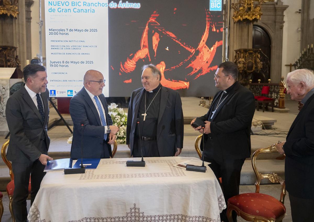 Imagen secundaria 1 - Distintos momentos del acto celebrado la noche del miércoles en la Catedral de Canarias.
