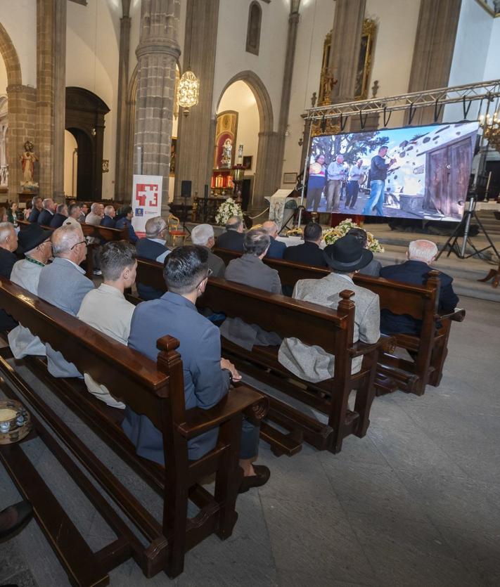 Imagen secundaria 2 - Distintos momentos del acto celebrado la noche del miércoles en la Catedral de Canarias.