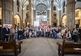 Foto de grupo de los tres Ranchos de Ánimos que actuaron anoche en la Catedral.