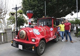 Fran, el chófer del tren, junto a Marcos Ramírez, uno de los empresarios que ha apostado por esta original idea.