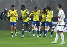 Los jugadores de la UD celebran el triunfo cosechado en Vallecas en el partido de ida.