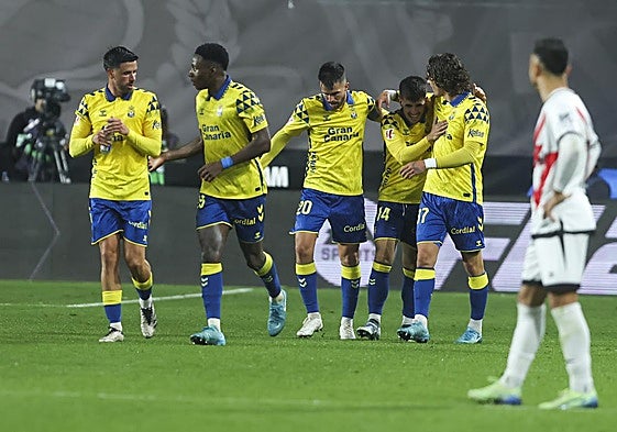 Los jugadores de la UD celebran el triunfo cosechado en Vallecas en el partido de ida.