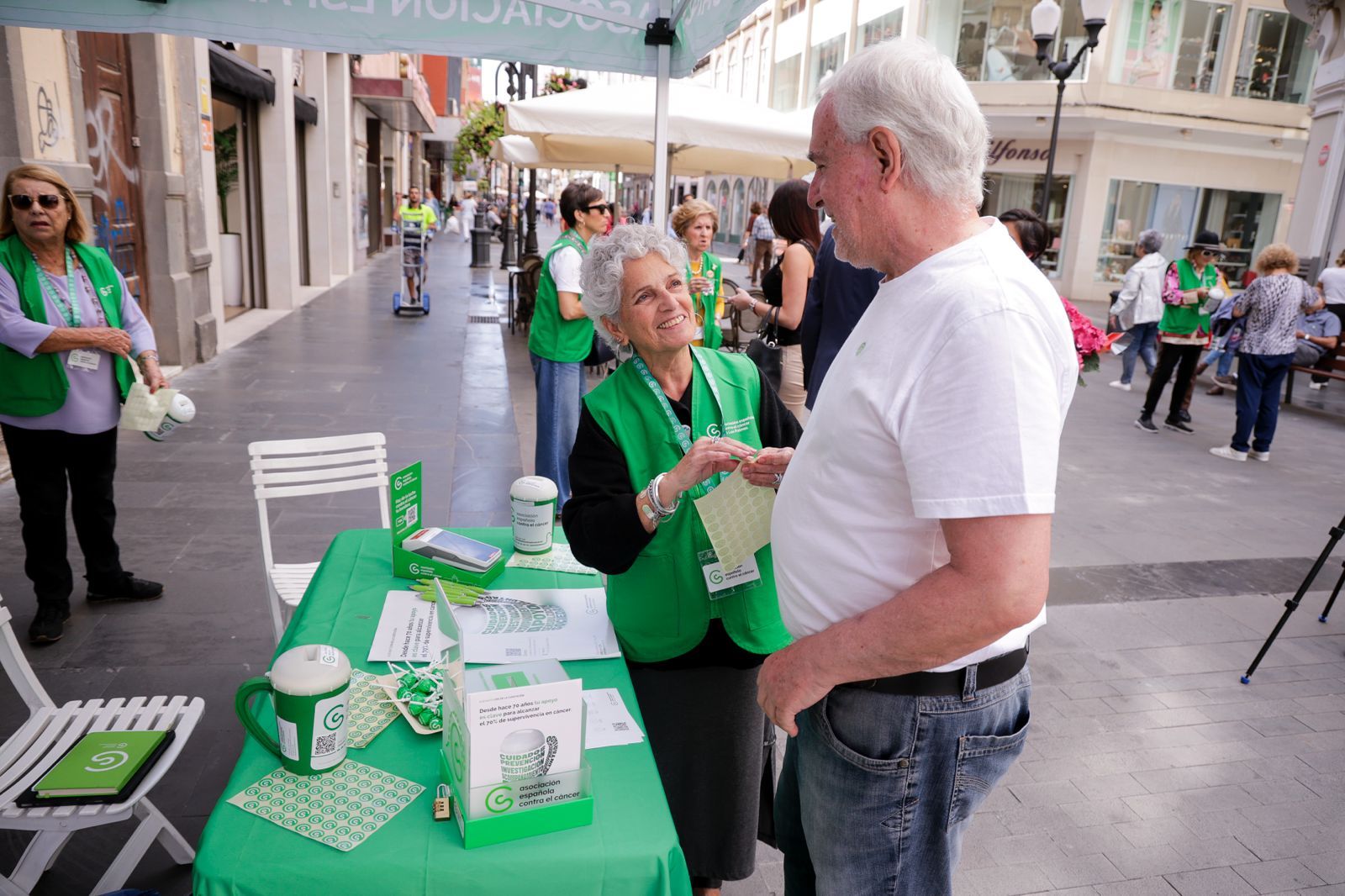 La Asociación Contra el Cáncer toma Triana en una jornada de apoyo y esperanza