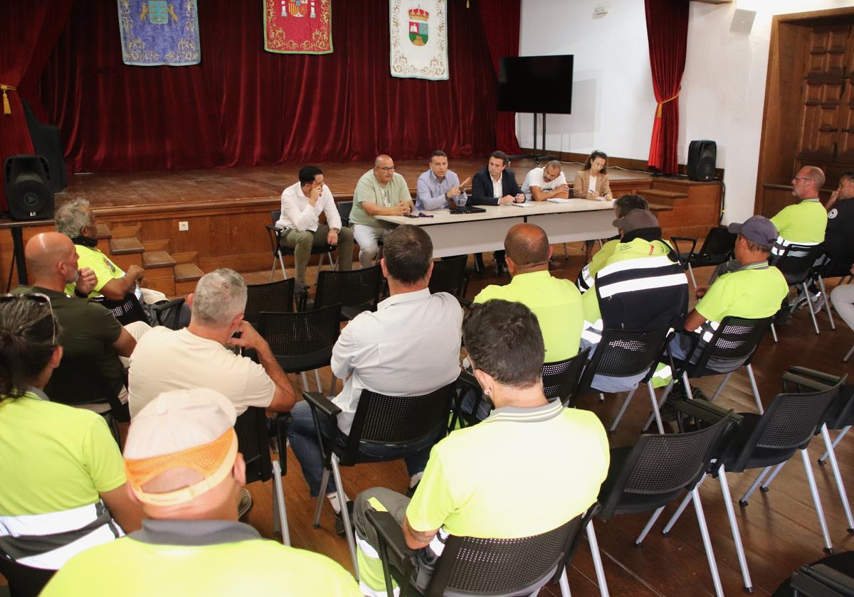 Encuentro celebrado este jueves para abordar el futuro de la recogida de basura en Yaiza.