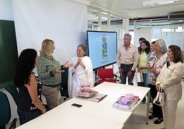 Las ediles Esther Delgado y Elena Álamo recibieron a la gurú Didi Krishna.