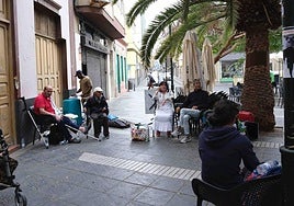 Imágenes del desahucio a once personas en la calle Thomas Alva Edison