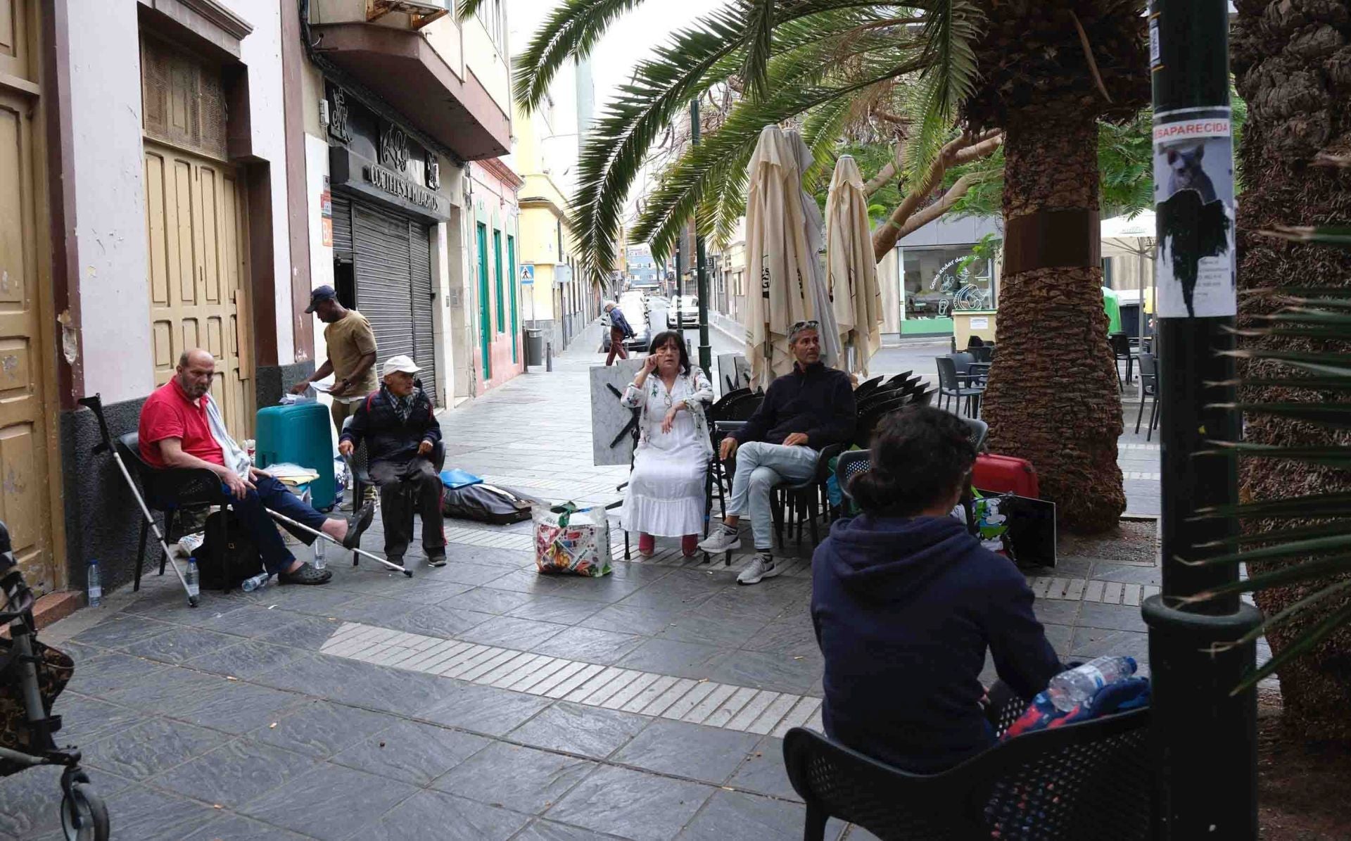 Imágenes del desahucio a once personas en la calle Thomas Alva Edison