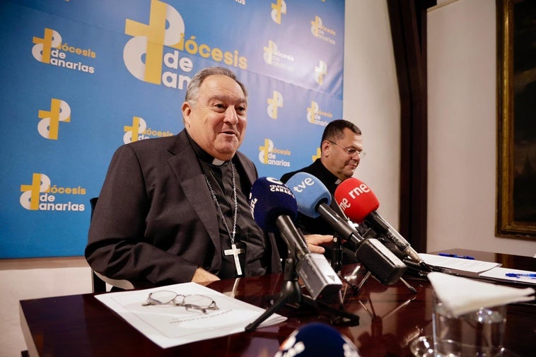 Mons. José Mazuelos, obispo de Canarias, y Mons. Cristóbal Déniz, obispo auxiliar, durante la rueda de prensa.