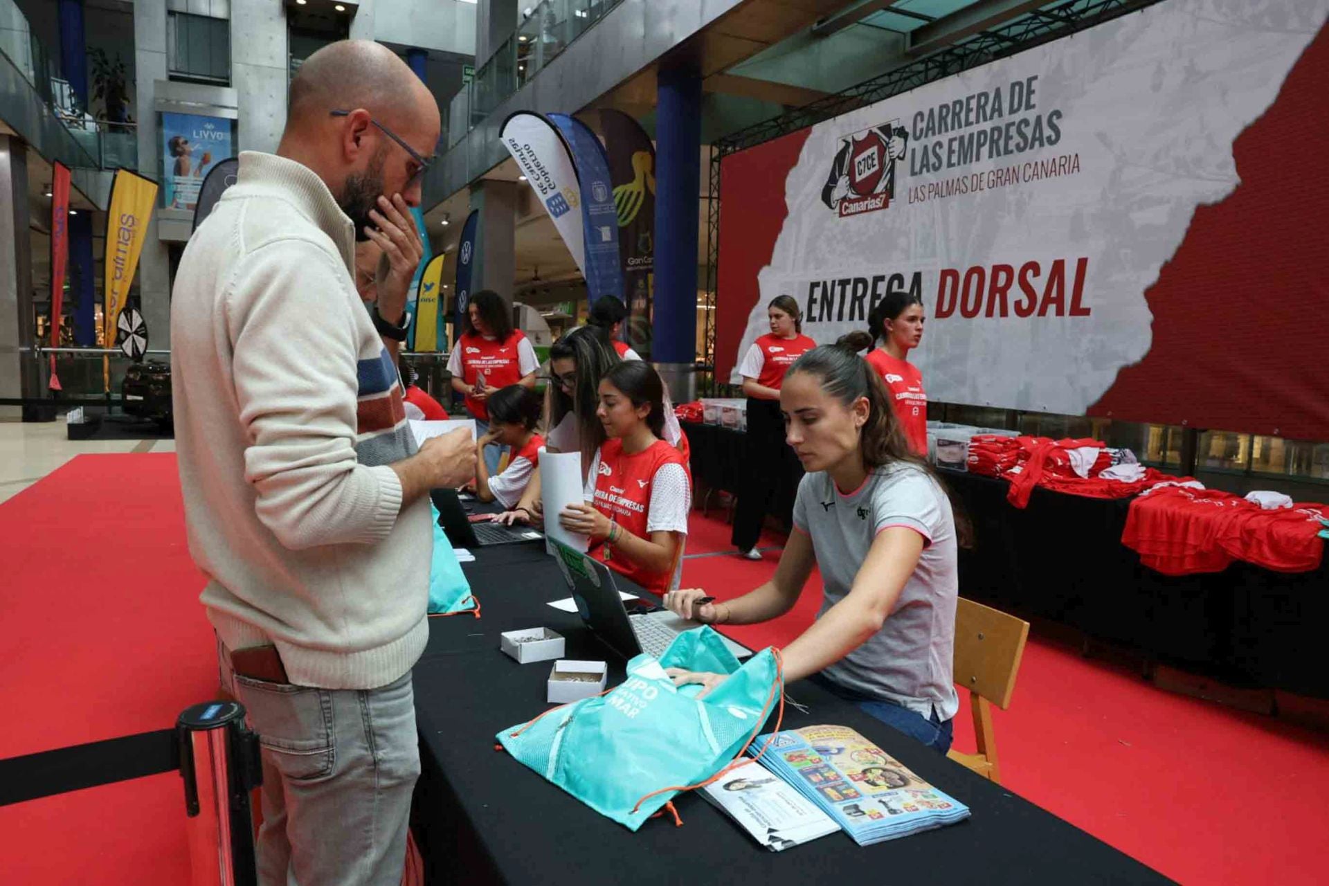 Máxima expectación en la recogida de dorsales de la CANARIAS7 Carrera de las Empresas