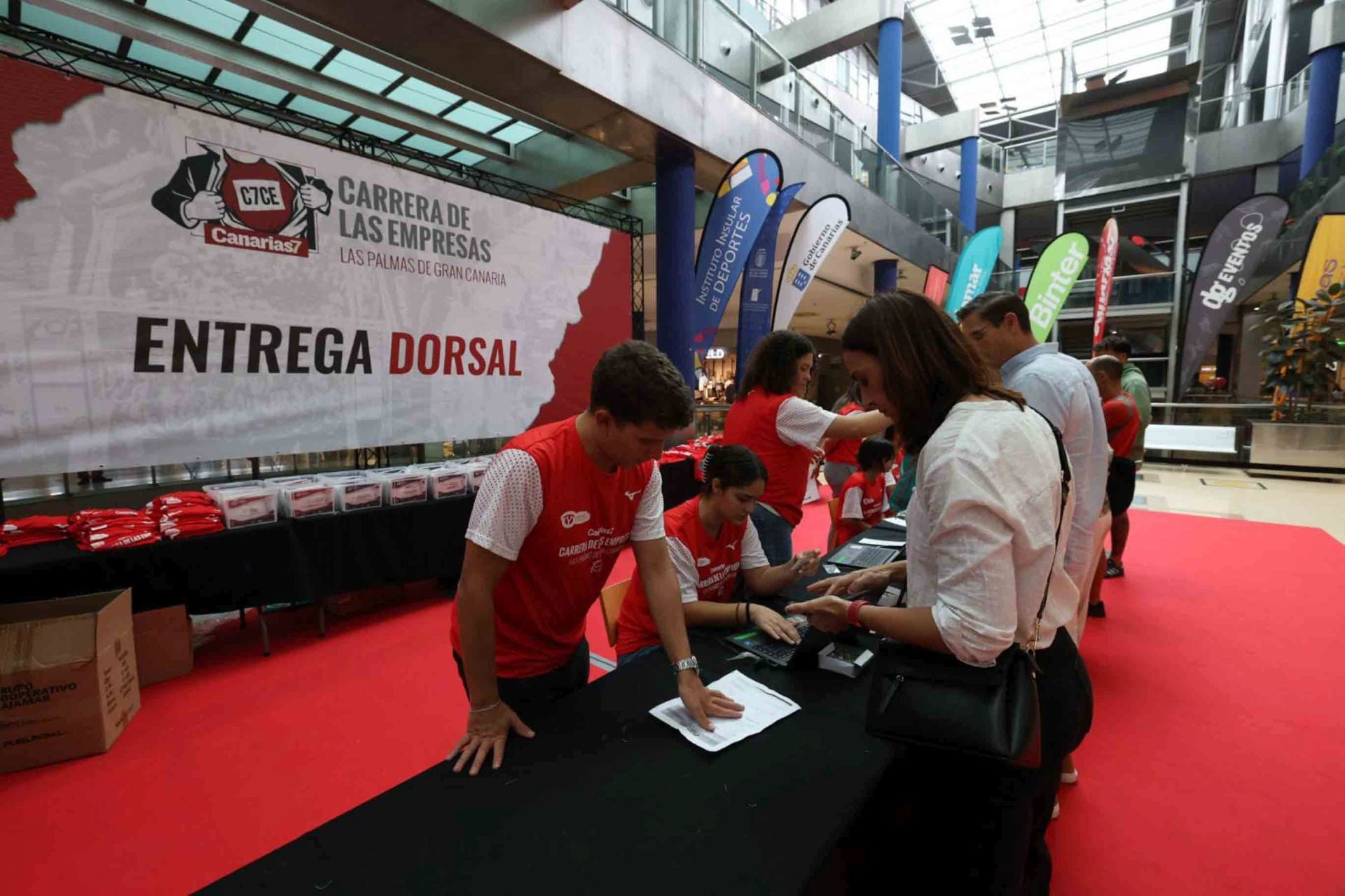 Máxima expectación en la recogida de dorsales de la CANARIAS7 Carrera de las Empresas