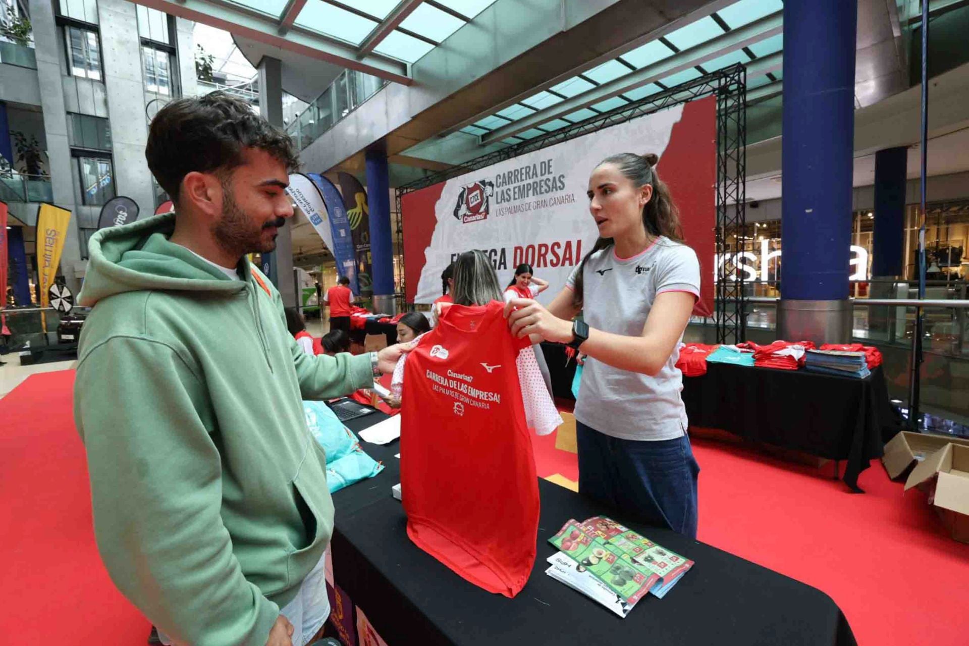 Máxima expectación en la recogida de dorsales de la CANARIAS7 Carrera de las Empresas
