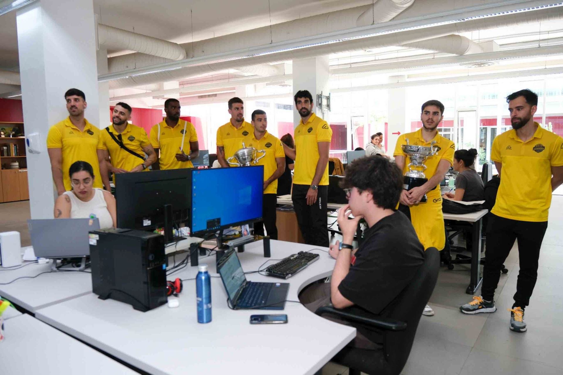 La visita del CV Guaguas a CANARIAS7, en imágenes