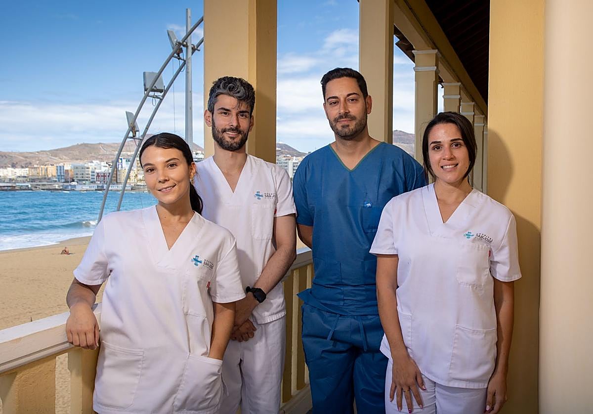 Miembros de Enfermería HSJ (de izq. a drcha.): Paola Ortega (urgencias), Alberto González (hospitalización), Rayco Hernández (quirófano) y Aisha Russberg (planta quirúrgica).