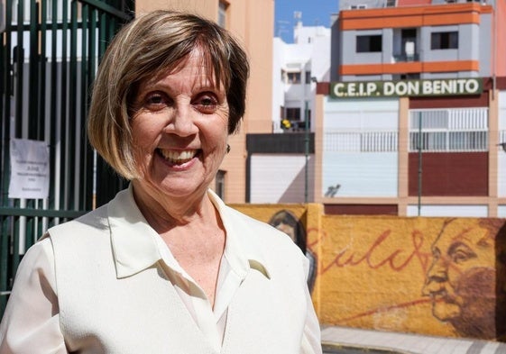Mari Carmen Rodríguez posa ante el colegio Don Benito de Schamann, donde trabajó durante tres décadas.
