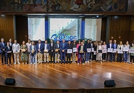 Foto de familia de los premiados y, en el centro, el rector de la ULPGC, Lluís Serra.