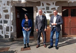 Fabiola Calderín, Augusto Hidalgo y Francisco Atta, este jueves en Valsequillo.