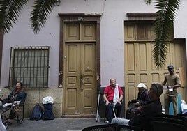 Los desahuciados,en las puertas de la casa este mismo jueves.