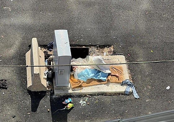 Imagen de la persona que se queda en el solar del Refugio.